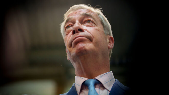 η-λάμψη-του-νάιτζελ-φάρατζ-στη-σκιά-ενό-563451985