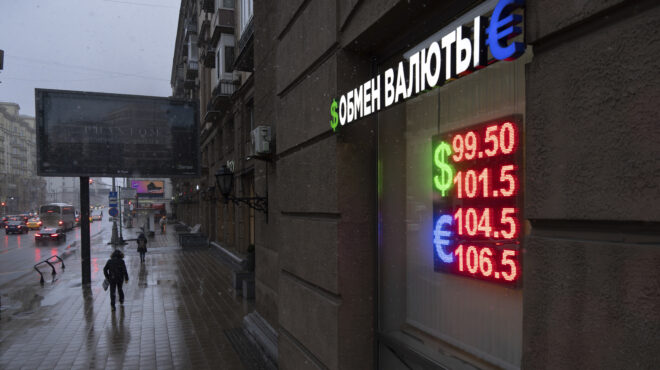 ρωσία-ανοδο-σημειώνουν-το-ρούβλι-και-ο-563468194