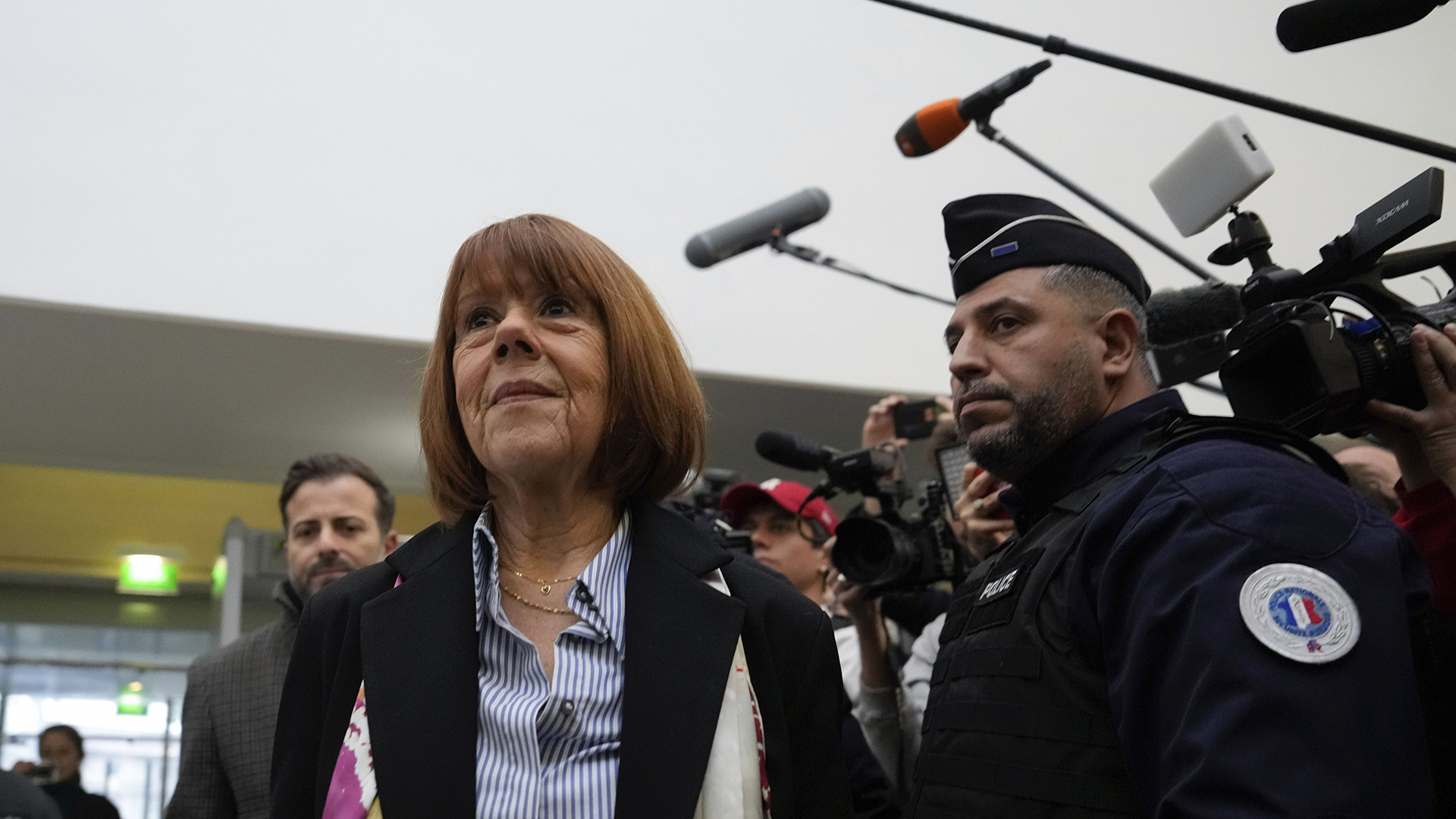 Γαλλία: «Η Ζιζέλ ήταν η κορυφή του παγόβουνου» – Οι Αρχές ερευνούν εμπλοκή του Πελικό σε βιασμό μετά φόνου-1