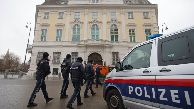 επίθεση-με-μαχαίρι-στην-αυστρία-ενας-14-563473438