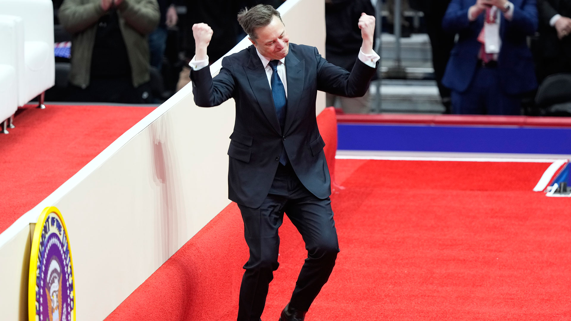 μασκ-περικοπές-στο-αμερικανικό-δημόσ-563452777