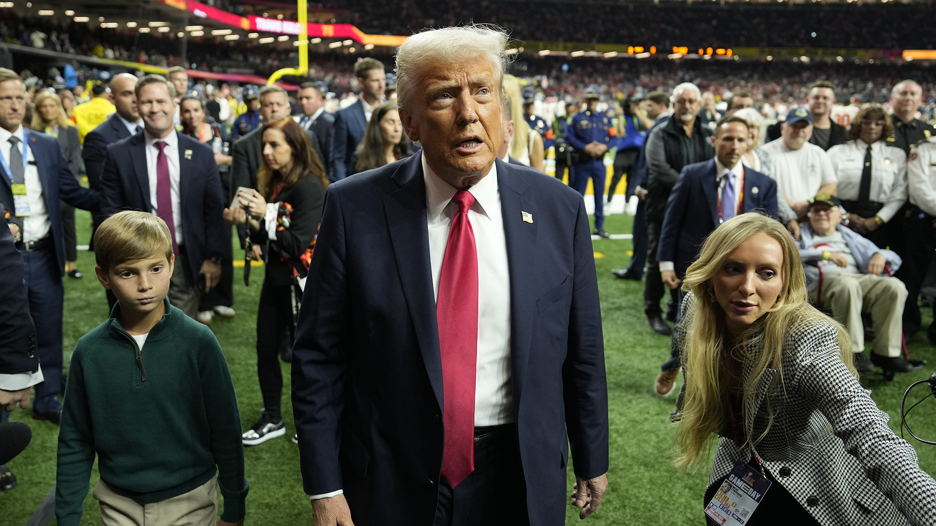 Super Bowl: Το γιουχάισμα στην Τέιλορ Σουίφτ και οι… πανηγυρισμοί του Τραμπ [βίντεο]-1