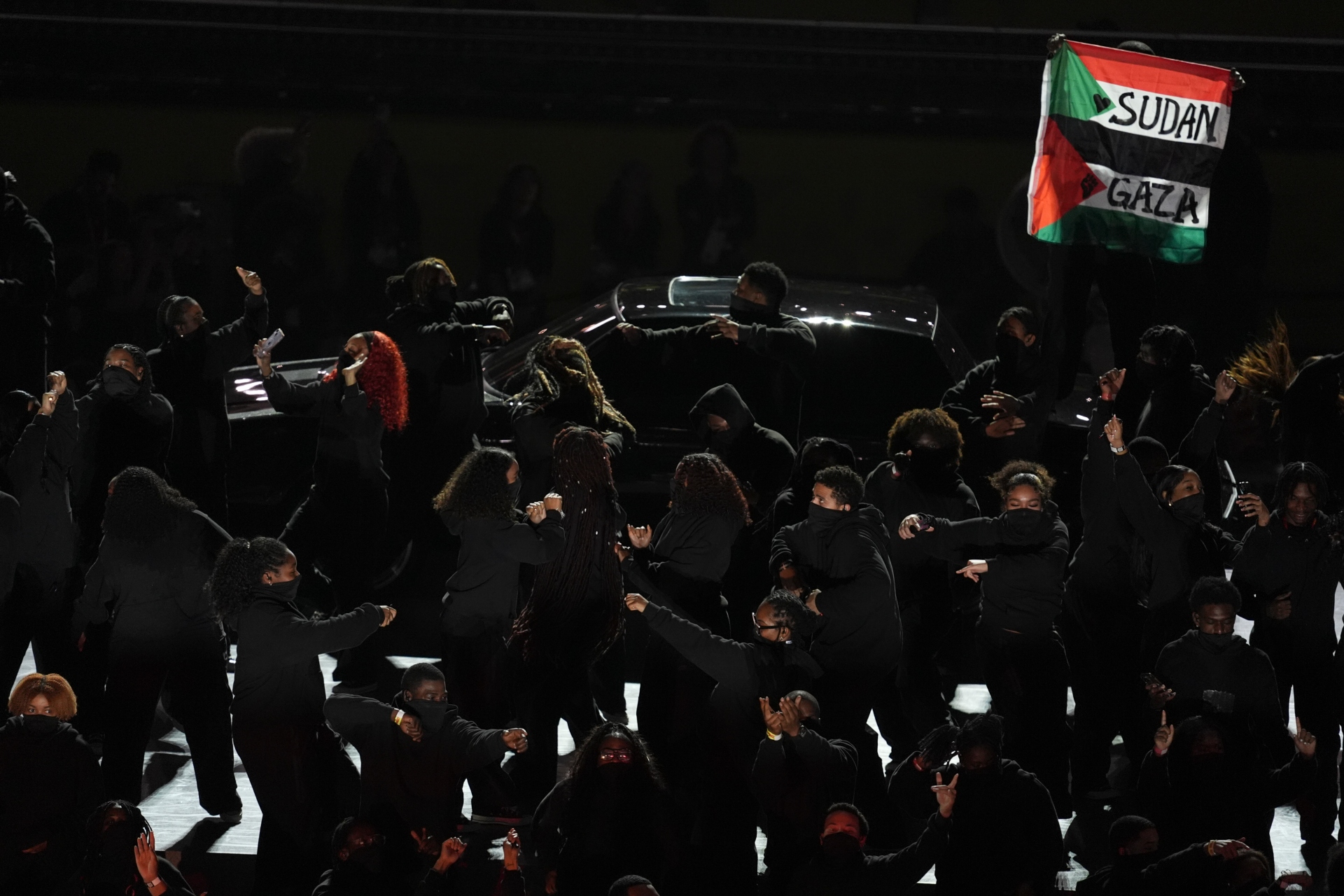 Τι κάνει ο Ντόναλντ Τραμπ στο Super Bowl του Κέντρικ Λαμάρ;-6