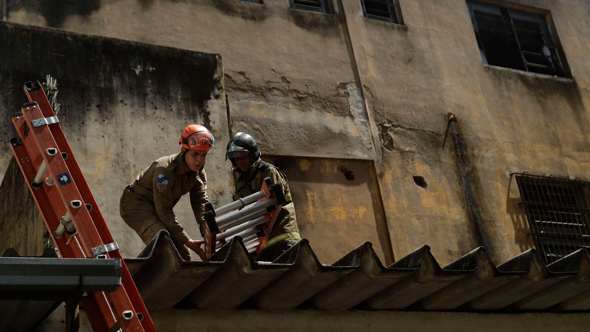 Βραζιλία: Τραυματίες από πυρκαγιά σε εργοστάσιο καρναβαλικών στολών-3