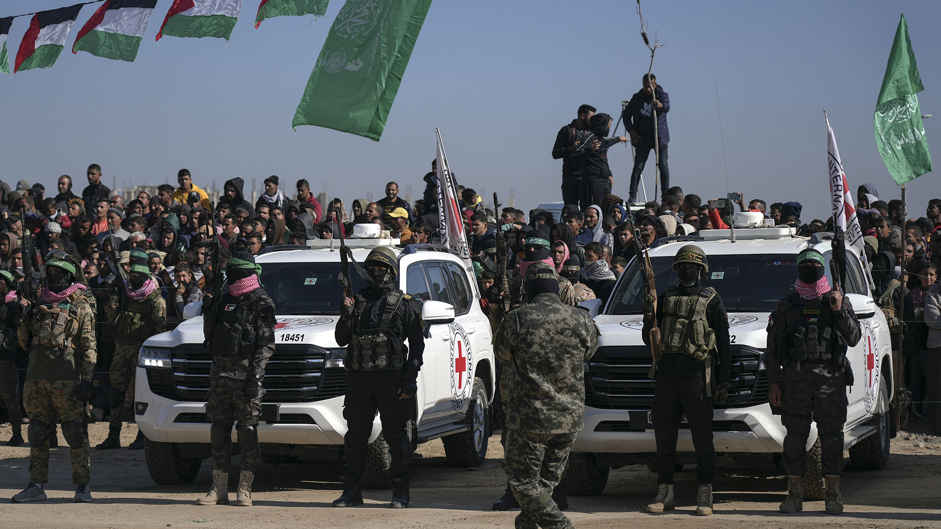 Γάζα: Η Χαμάς απελευθέρωσε τρεις Ισραηλινούς ομήρους [βίντεο και φωτογραφίες]-3