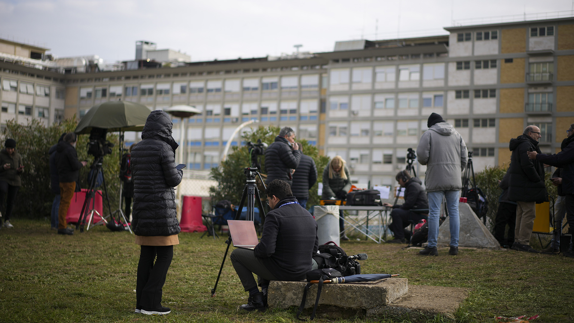 «Πιο εύκολα μπαίνεις στο Κρεμλίνο»: Μυστικά και σενάρια στο Βατικανό για την υγεία του Ποντίφικα-1