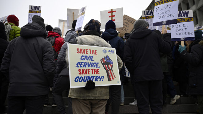 ηξεις-αφήξεις-για-τις-απολύσεις-563486149