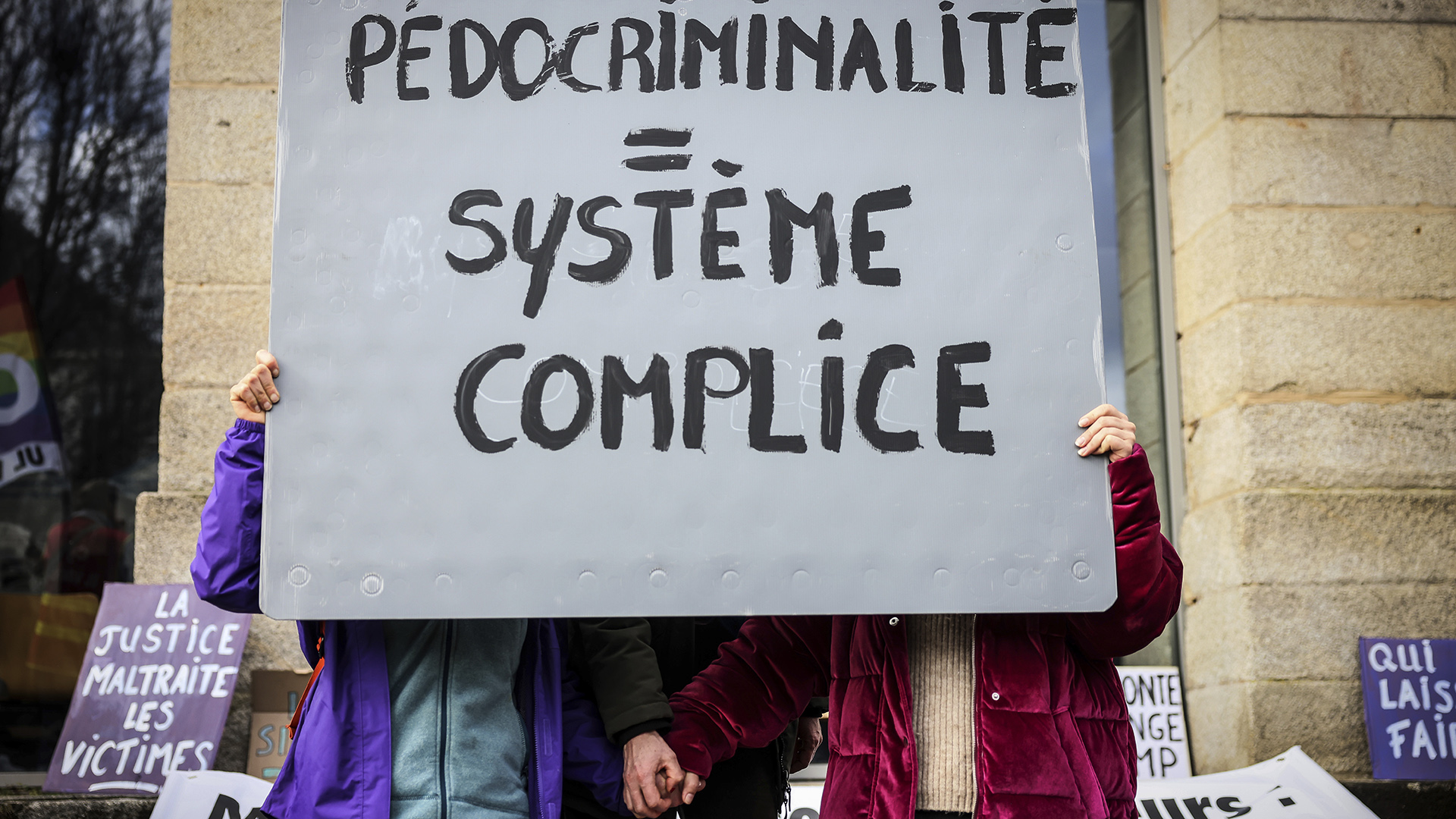 Γαλλία: Γιατί (δεν) αποκαλύφθηκε η μεγαλύτερη υπόθεση κακοποίησης παιδιών;-1