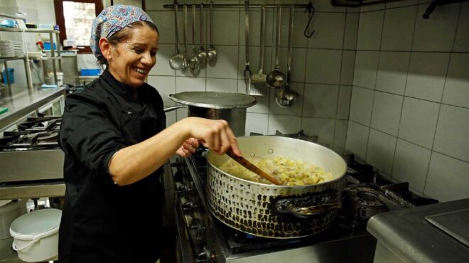 αγριογούρουνο-με-πράσα-καραγκούνικο-563483632