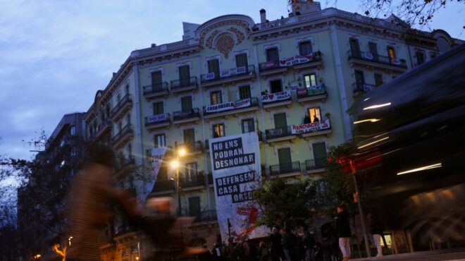 βαρκελώνη-ο-δήμος-αγοράζει-πολυκατοι-563458423