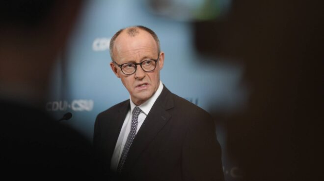 h-αόρατη-διαχωριστική-γραμμή-που-εμφαν-563487940