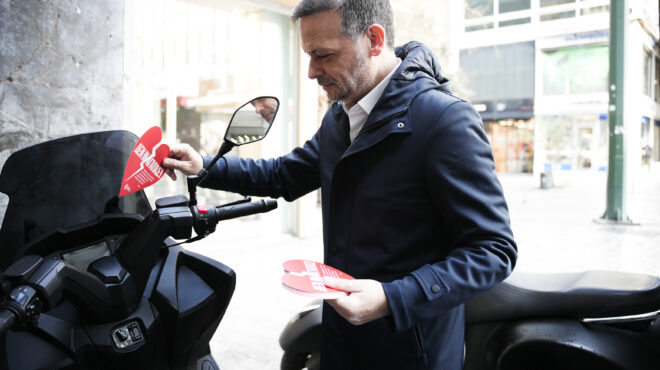 χάρης-δούκας-μοίρασε-κλήσεις-με-καρ-563470243