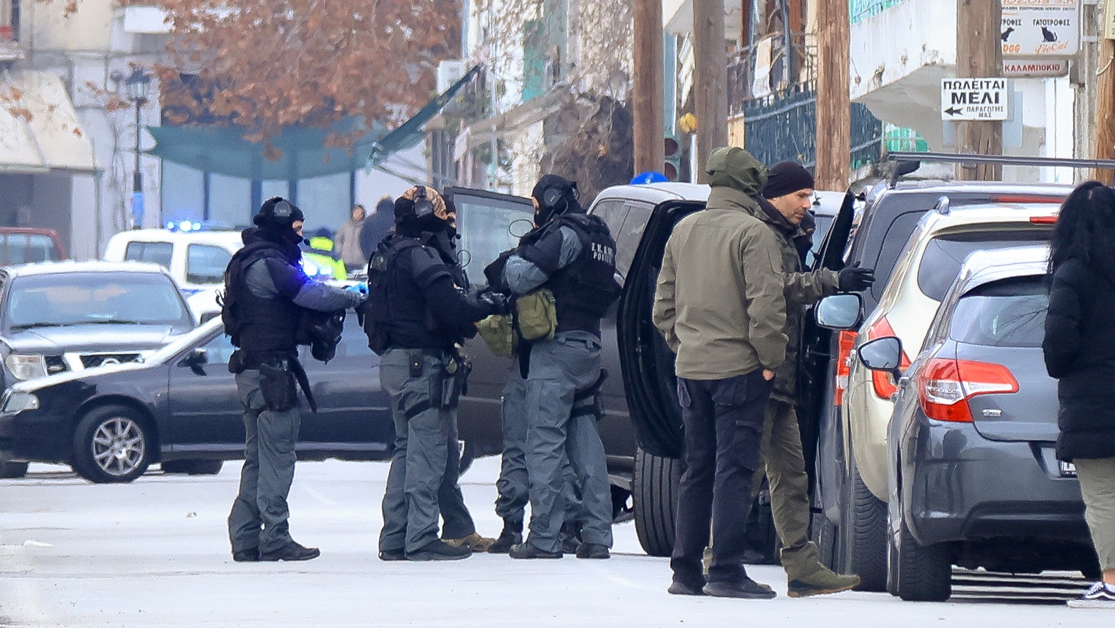 Λάρισα: Διπλό φονικό από άνδρα που παραμένει ταμπουρωμένος-1