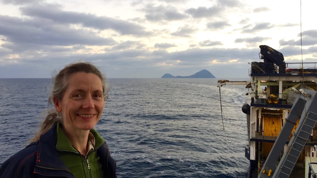 eμιλι-χουφτ-το-ηφαίστειο-στη-σαντορίν-563478442