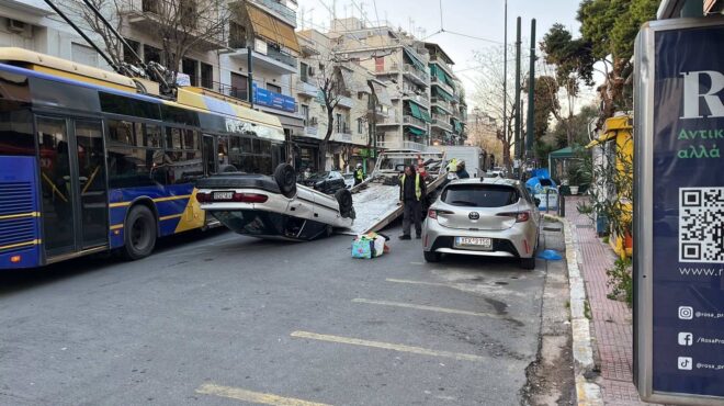 αυτοκίνητο-ανετράπη-στην-πατησίων-βί-563467792