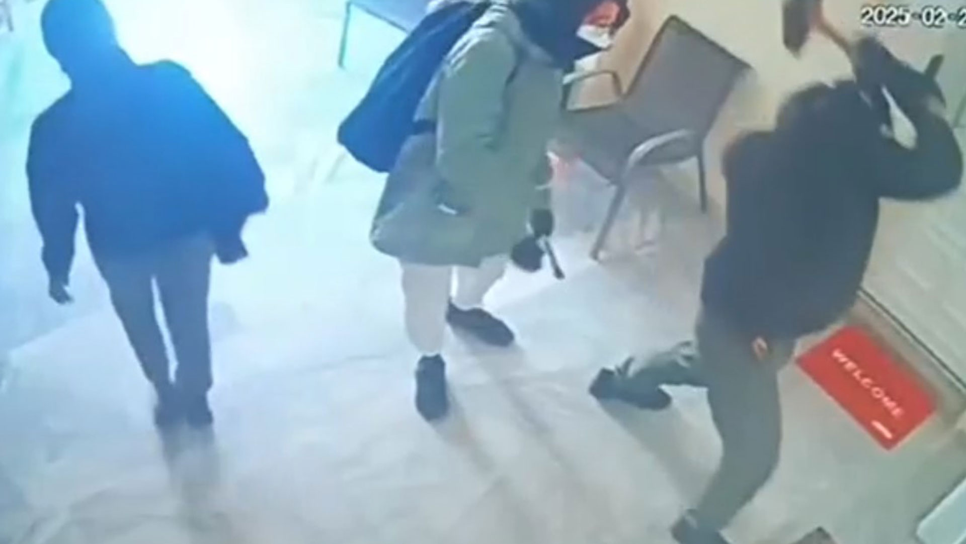 Θεσσαλονίκη: Επίθεση κουκουλοφόρων στο γραφείο του βουλευτή Φάνη Παπά-1