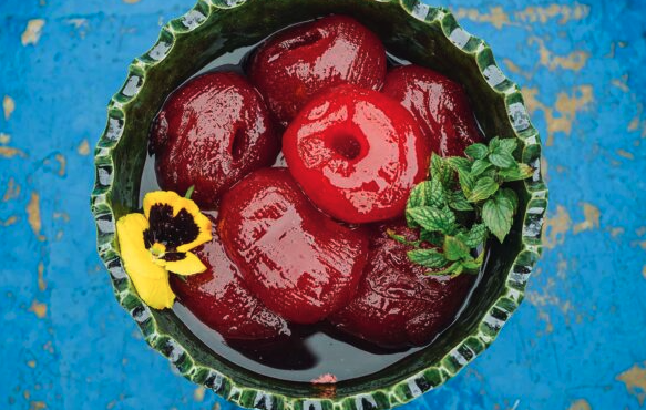 ολόκληρο-μήλο-γλυκό-με-σιρόπι-ροδιού-563473198