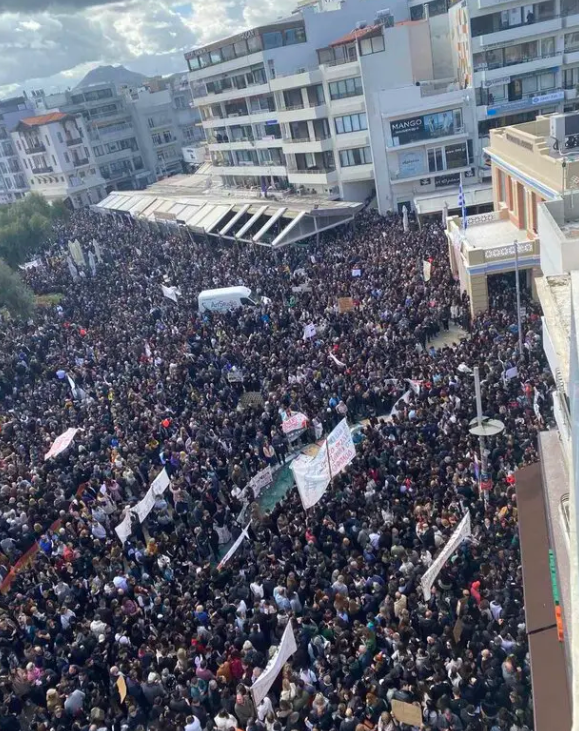 Ηράκλειο: Μαζική συγκέντρωση στην Πλατεία Ελευθερίας για την τραγωδία στα Τέμπη-1