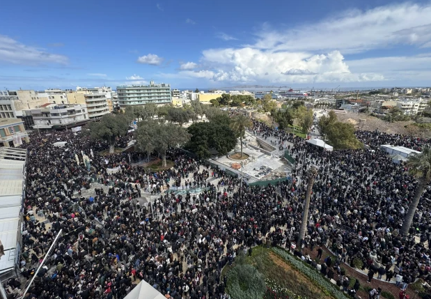 Ηράκλειο: Μαζική συγκέντρωση στην Πλατεία Ελευθερίας για την τραγωδία στα Τέμπη-2