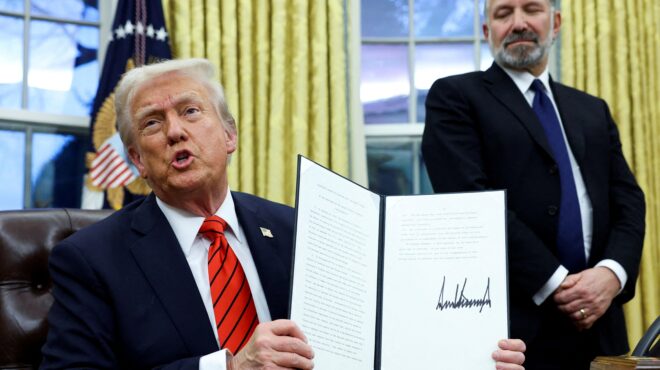 ηπα-ο-τραμπ-υπέγραψε-την-απόφαση-για-το-563463598