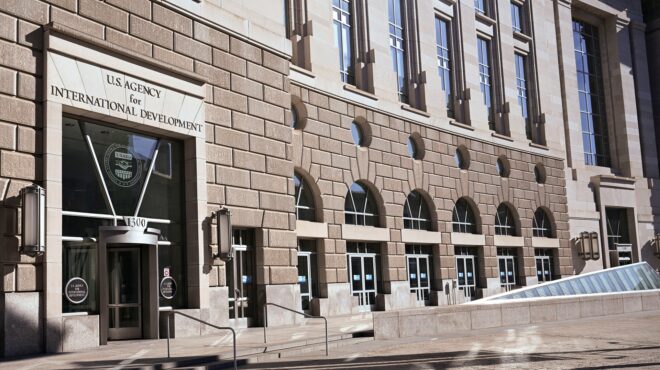 ο-τραμπ-υπόσχεται-να-πετάξει-έξω-του-563449639