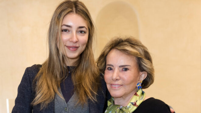 δωρεά-ανεκτίμητων-θησαυρών-από-την-γκ-563473282