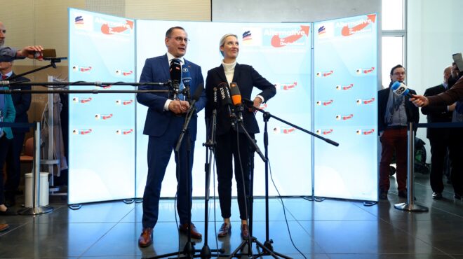 h-αόρατη-διαχωριστική-γραμμή-που-εμφαν-563489185