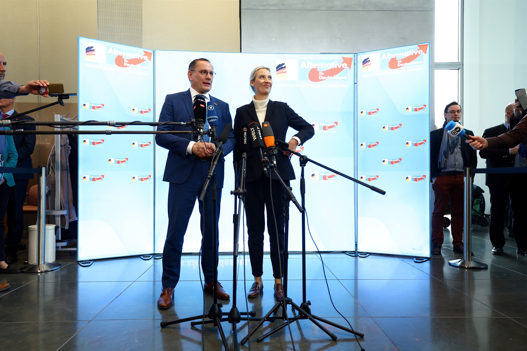 h-αόρατη-διαχωριστική-γραμμή-που-εμφαν-563489185