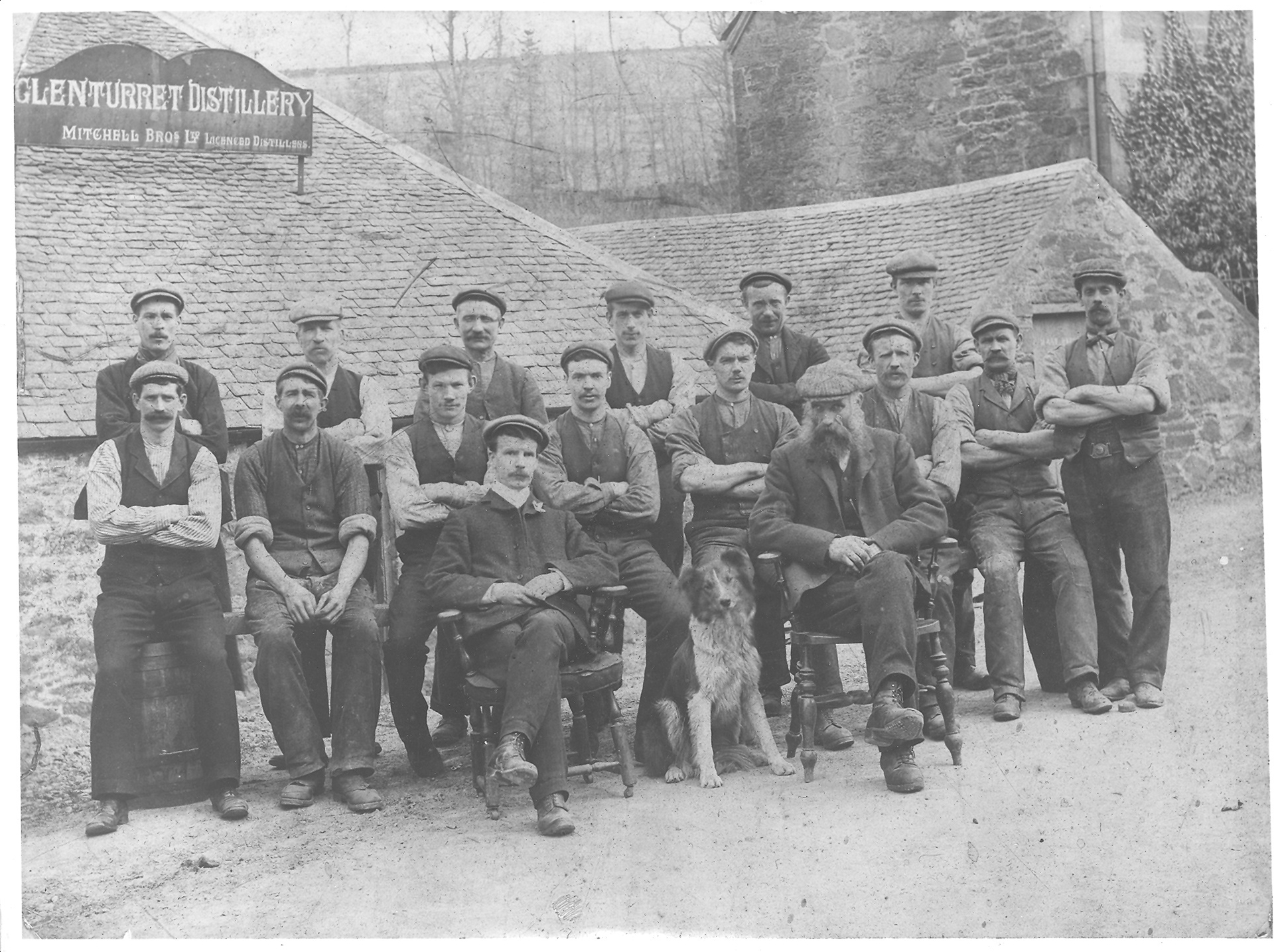 Ομαδική φωτογραφία με το προσωπικό το 1905