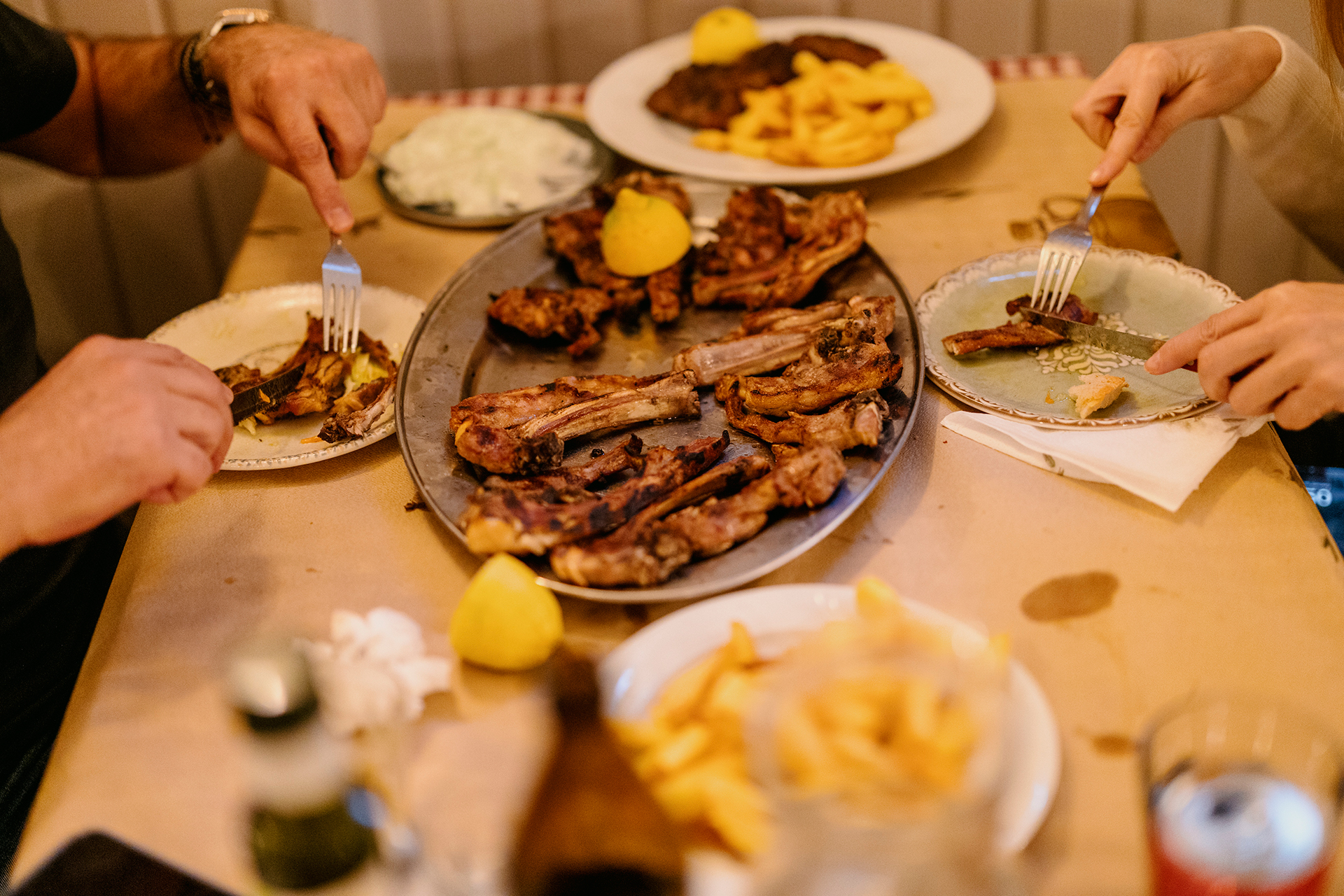Μαύρος Γάτος: η ιδέα του παϊδιού και μια ατμόσφαιρα σαν γιορτή-4