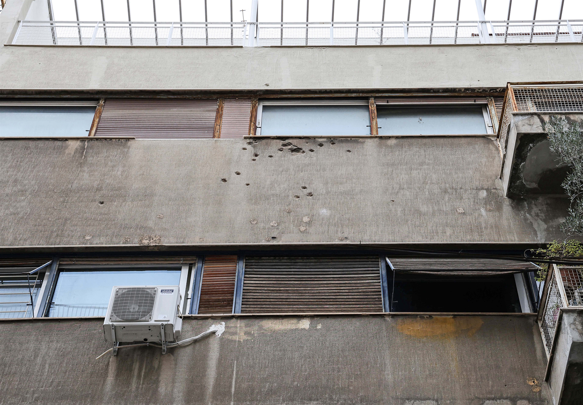 «Ουλές» του 1944 στους τοίχους των Εξαρχείων-1