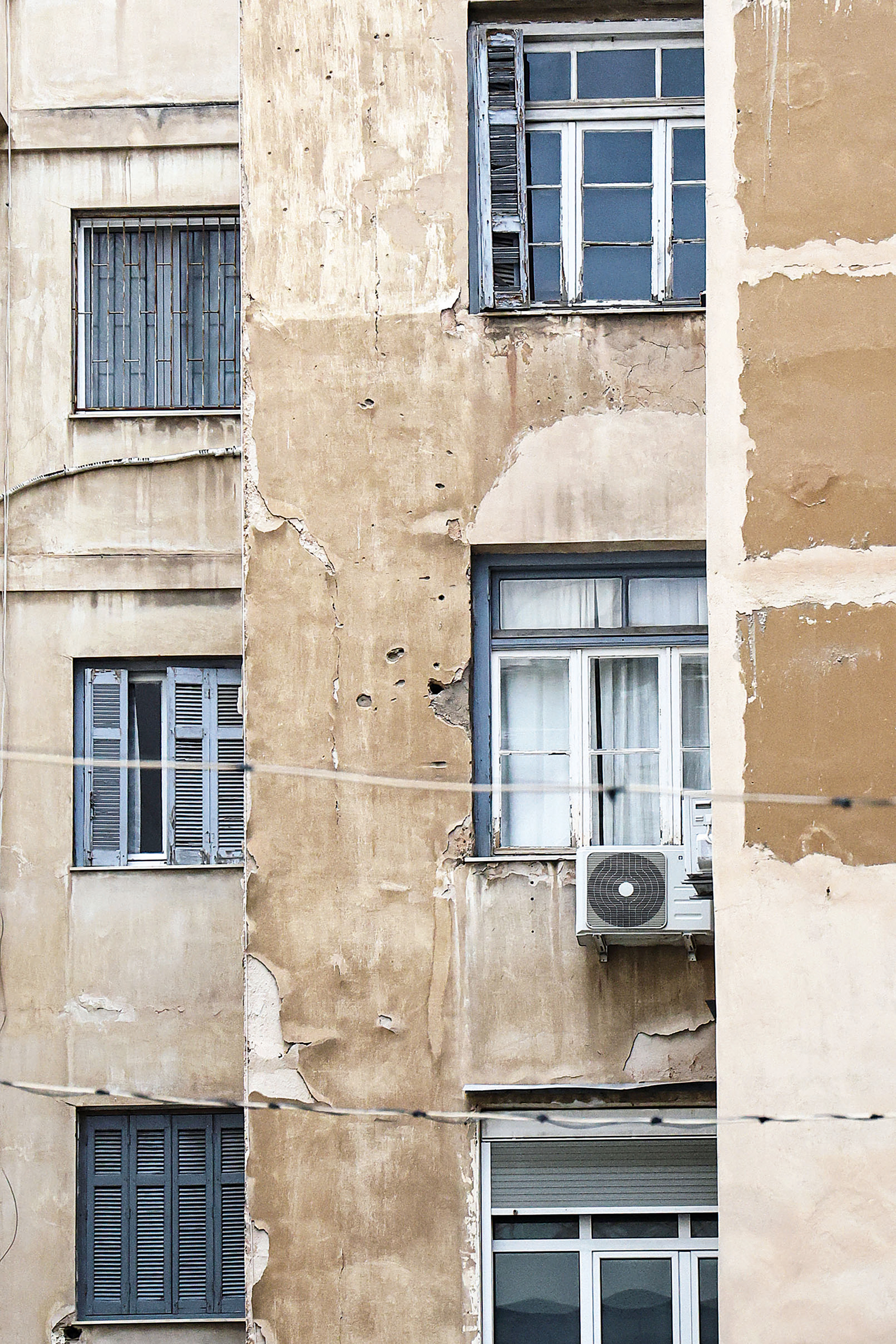 «Ουλές» του 1944 στους τοίχους των Εξαρχείων-2