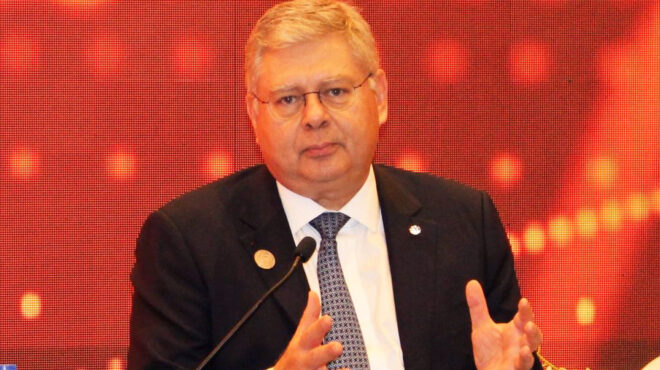 επαφές-σιάμισιη-με-πετρελαϊκές-στην-α-563478325