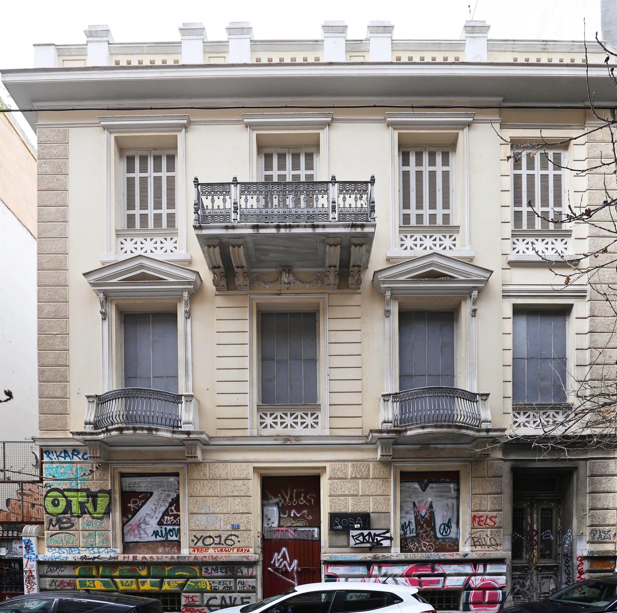 «Ουλές» του 1944 στους τοίχους των Εξαρχείων-7