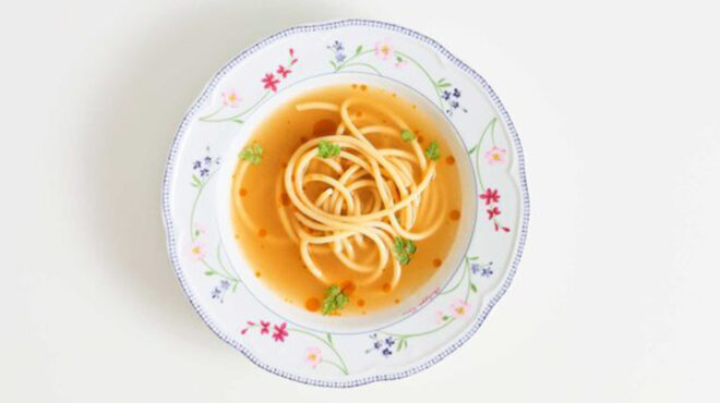 σούπα-με-ζωμό-λαχανικών-και-bucatini-από-τον-π-563460592