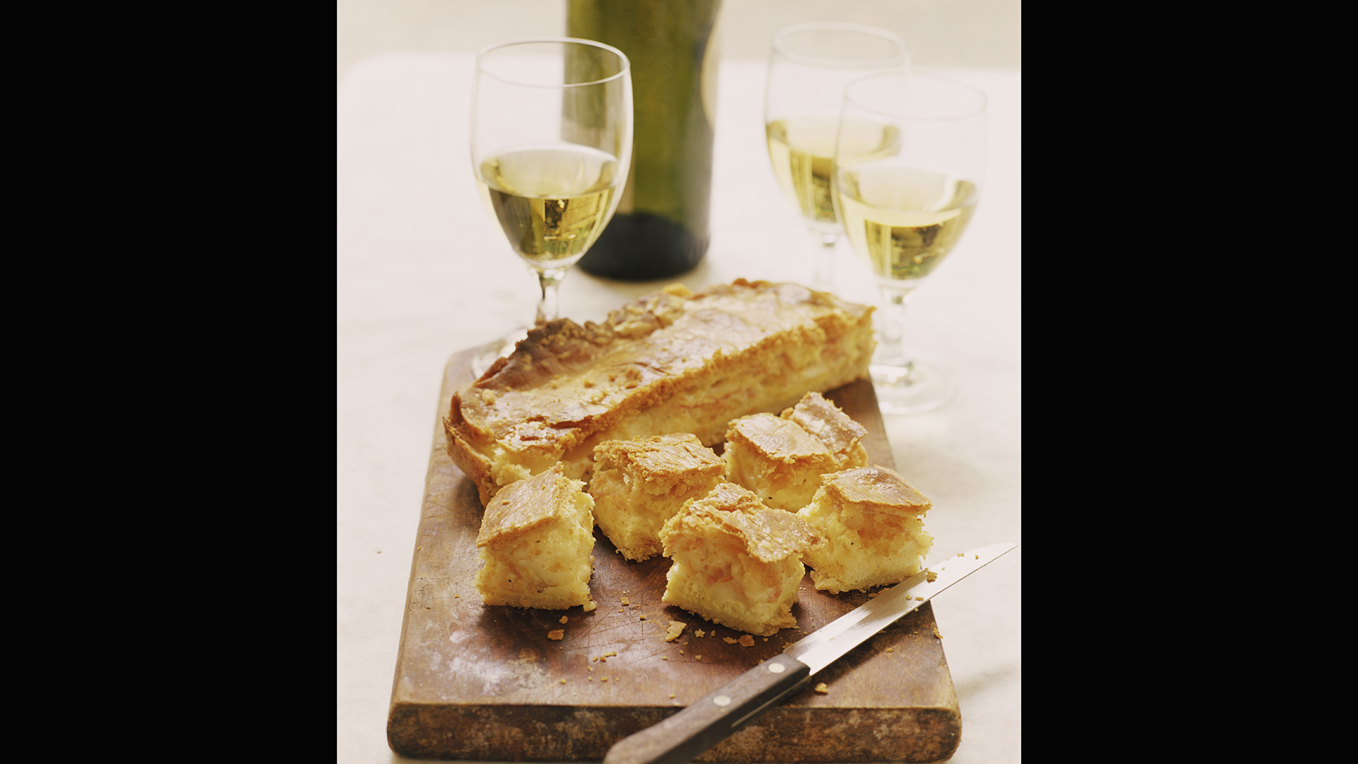 πίνουμε-κρασί-με-κέικ-563478988