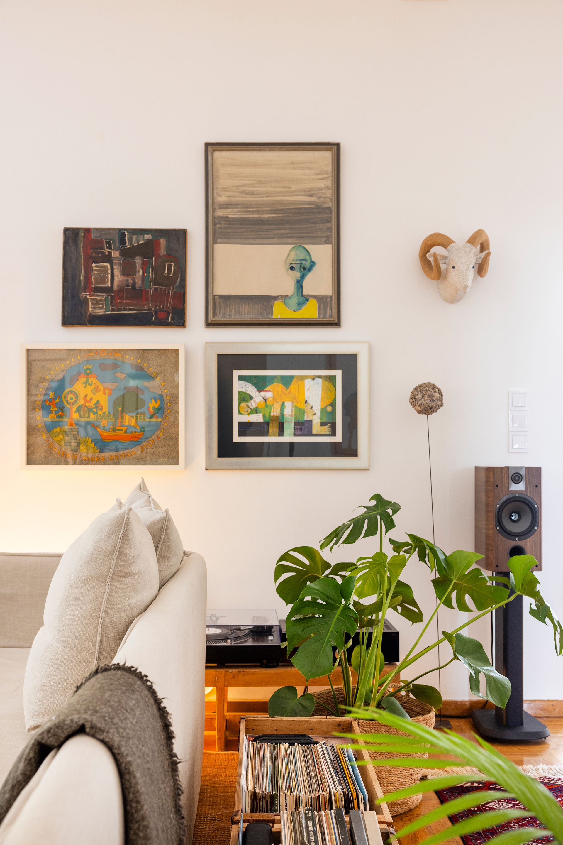 Μία μονοκατοικία στου Παπάγου γεμάτη αντίκες και σύγχρονη τέχνη-4