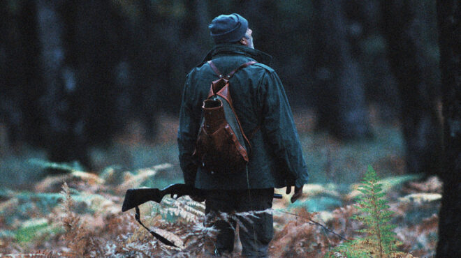 ενας-μοναχικός-κυνηγός-στη-φύση-και-στ-563483080