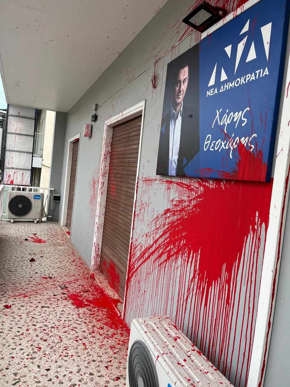 ΝΔ για την επίθεση στο γραφείο του Χάρη Θεοχάρη: Η Δημοκρατία μας δεν τρομοκρατείται-2