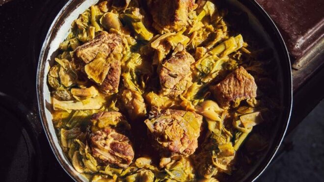 χοιρινό-πρασάτο-σιγοψημένο-στη-γάστρ-563449279