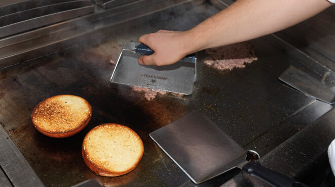 πού-τρώμε-τα-πιο-λαχταριστά-smash-μπέργκερ-563456893