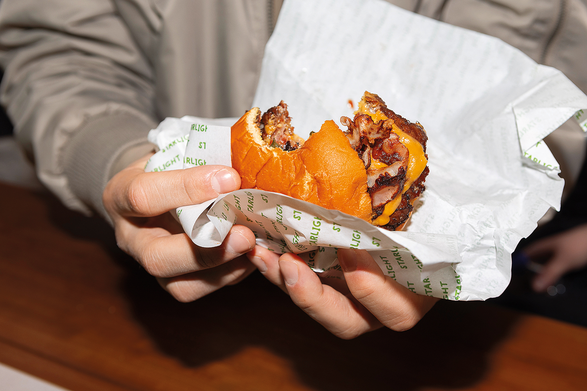 Πού τρώμε τα πιο λαχταριστά smash μπέργκερ στην Αθήνα-5