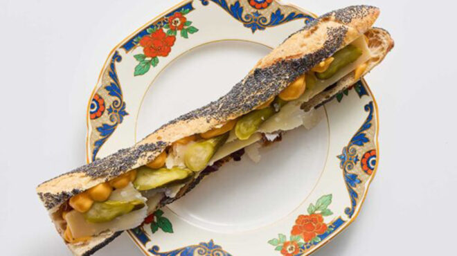 σάντουιτς-με-σάλτσα-καρμπονάρα-μια-απ-563461705