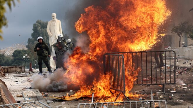 πετροπόλεμος-μολότοφ-και-συντονισμέ-563493520