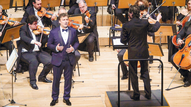 ο-γιόνας-κάουφμαν-ανάμεσα-στον-μπιζέ-κ-563481958