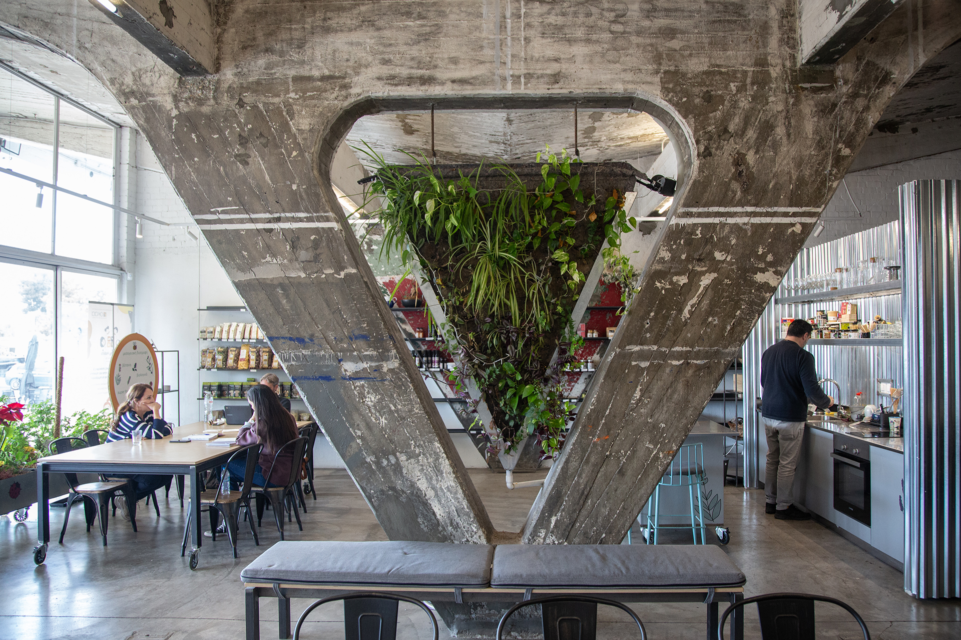 Στην αγορά του Ρέντη για ελληνικά τυριά, φρέσκο ψάρι και νόστιμους μεζέδες-7