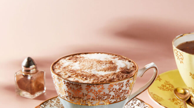 ελληνικός-καφές-latte-με-κανέλα-και-κακου-563475721