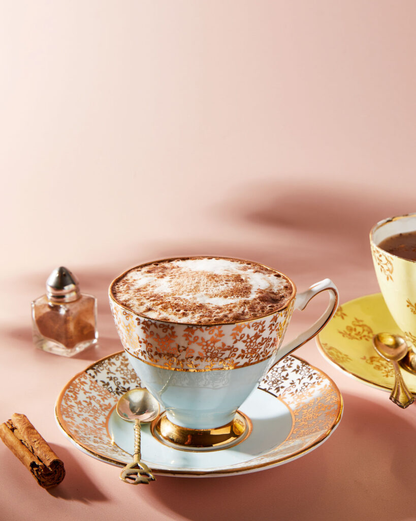 ελληνικός-καφές-latte-με-κανέλα-και-κακου-563475721