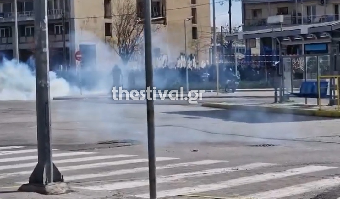 Συγκεντρώσεις για τα Τέμπη: Μολότοφ και χημικά σε Αθήνα και Θεσσαλονίκη-4