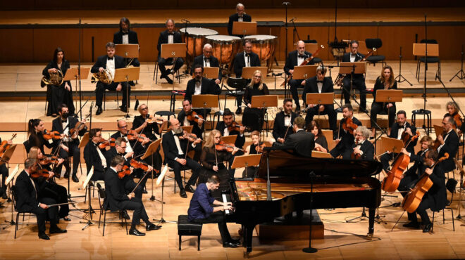 οικονόμου-και-βαρβαρέσος-ερμηνεύουν-563449411